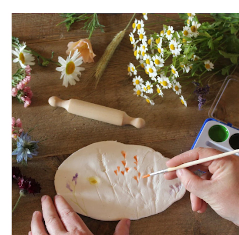 Botanical ceramic workshop including homemade cake and coffee