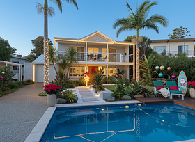  Christmas landscaping design focused on a "Modern Tropical Christmas Garden" theme:
1. Luxe Ligh...